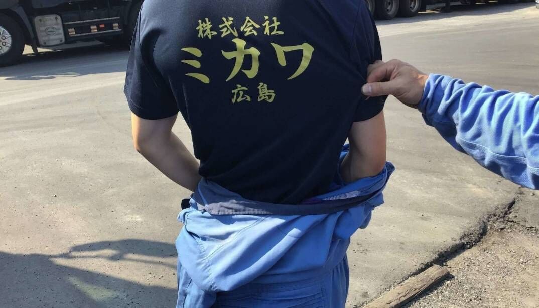 31833